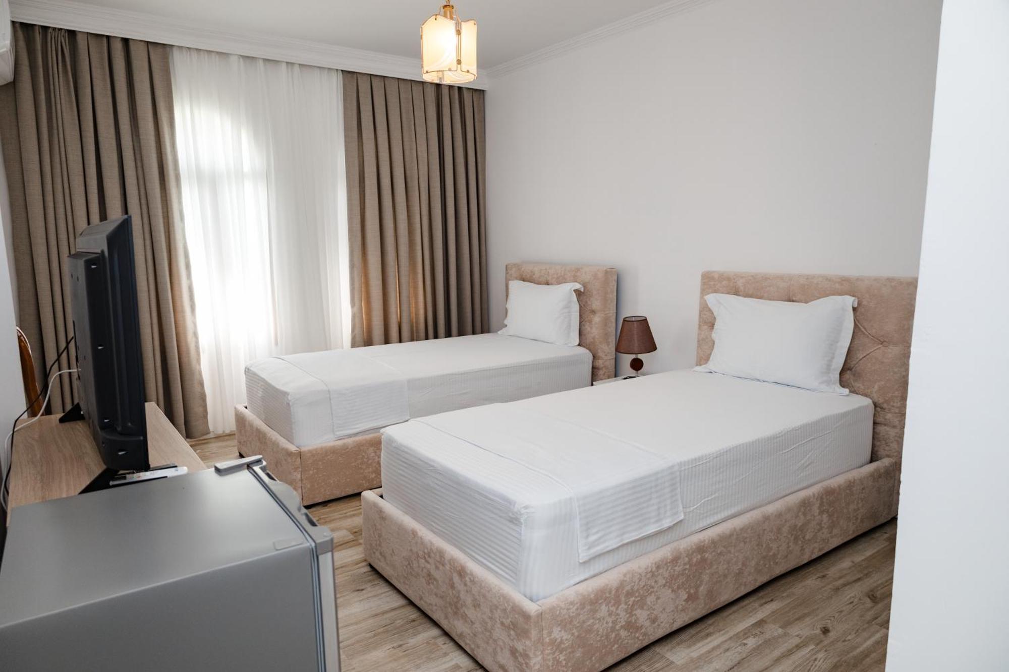 Riviera Hotel-City Center Влёра Экстерьер фото